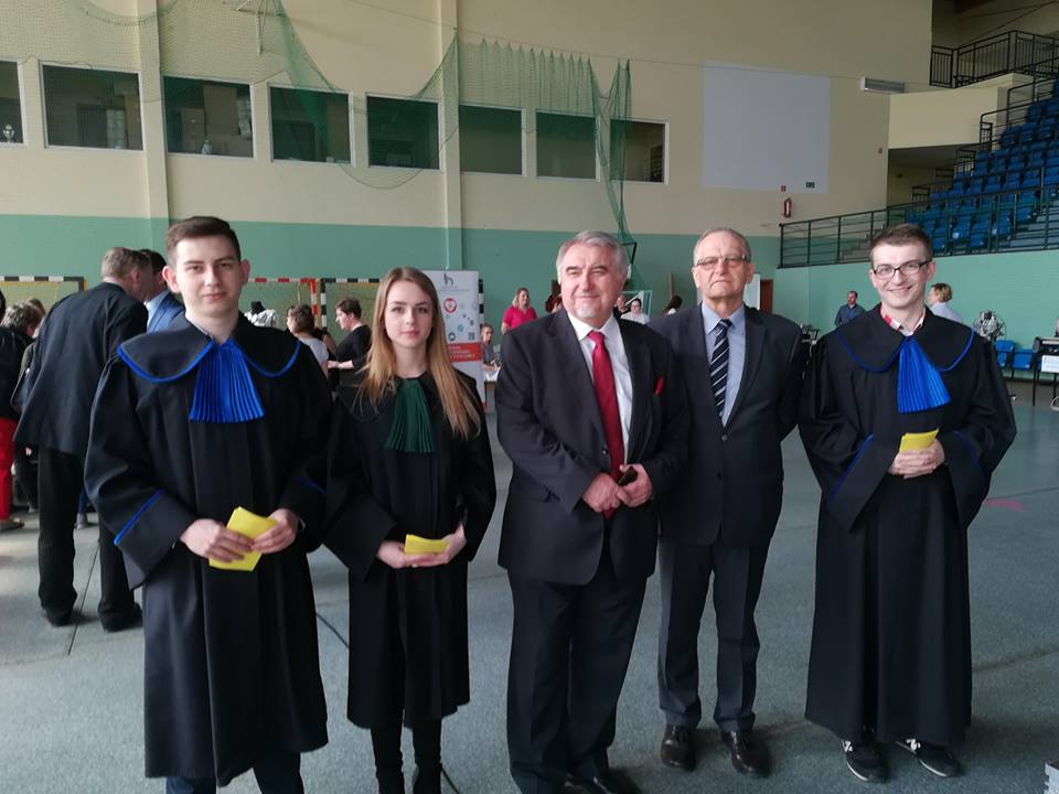 Studenci kierunku prawo UTH Radom wraz z JM Rektorem