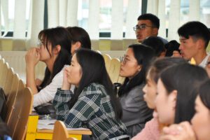 Uczelnia Wyższa - postkanie ze studentami
