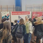 Kobieta na stoisku Targów pracy